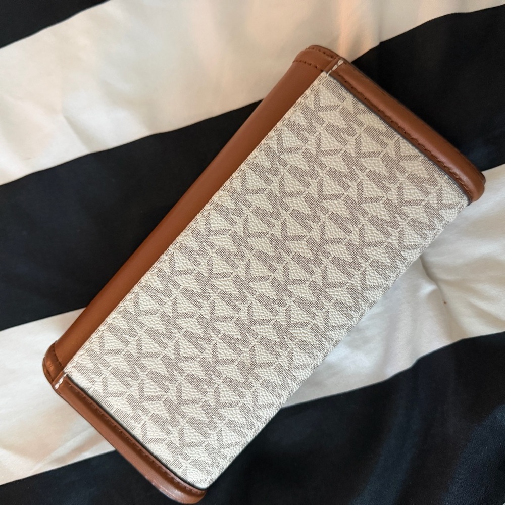 Michael Kors Cream and Brown Signature Continental Wallet with Gold MK Emblem - Picture 4 of 4
